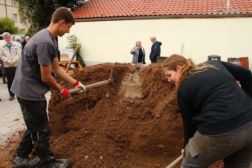 Bild: Die gestern gegossene Glocke vor der Blasii-Kirche wird von ihrem Erdbett befreit