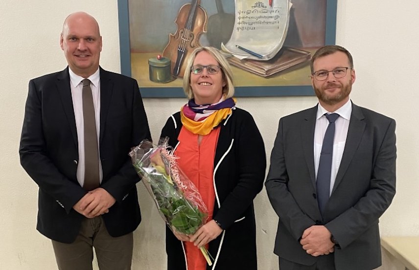 Bild: B&uuml;rgermeister Steffen Grimm (li.) und Stadtratsvorsitzender Daniel P&ouml;&szlig;el (re.) hie&szlig;en Dagmar Sonneck als neues Mitglied im Stadtrat Willkommen  