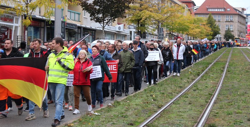 Bild: Die gesamte Rautenstra&szlig;e bis fast zum Bahnhof hinunter verlief der Demonstrationszug heute Abend