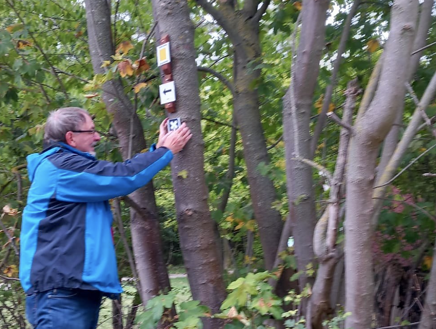 Bild: Der Kreiswegewart Andreas Heise bei der Arbeit