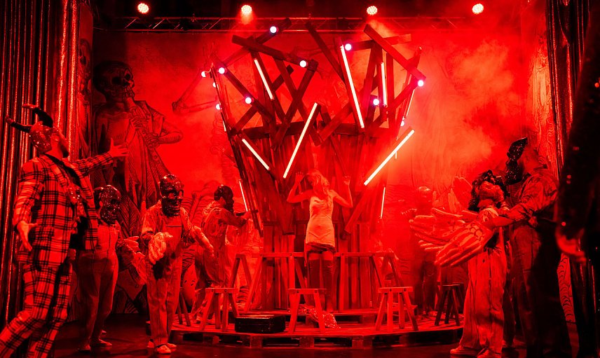Bild: Szenenfoto aus dem Musical "Jedermann" in der Blasiikirche
