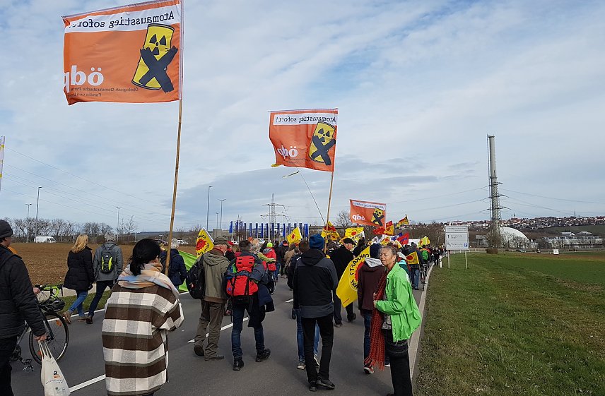 Bild: &Ouml;DP-Anh&auml;nger auf einem Spaziergang oder einer Demonstration oder einem Protestmarsch