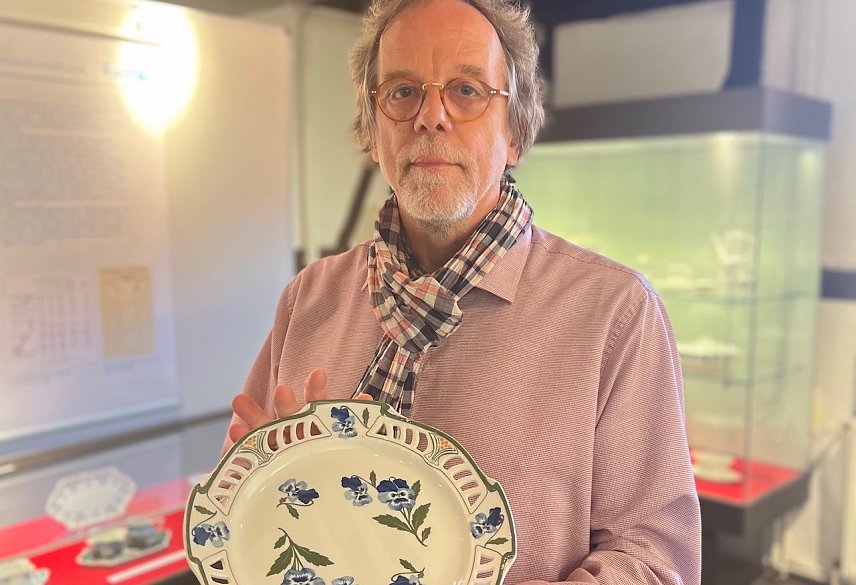 Bild: Museumsleiter J&uuml;rgen Rennebach pr&auml;sentiert Ausstellungsst&uuml;cke