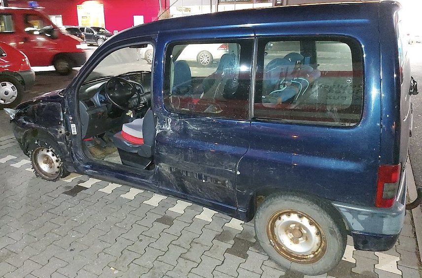 Bild: Durch den Unfall wurde die Fahrert&uuml;r aus der Verankerung gerissen