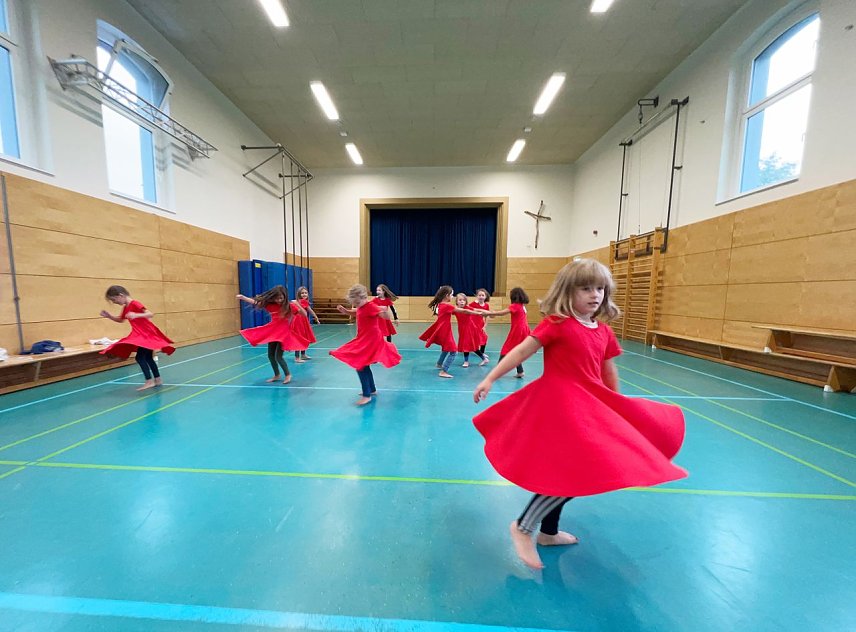 Bild: Die "Tanzkinder" der evangelischen Grundschulen freuten sich &uuml;ber ihre neuen Kleider