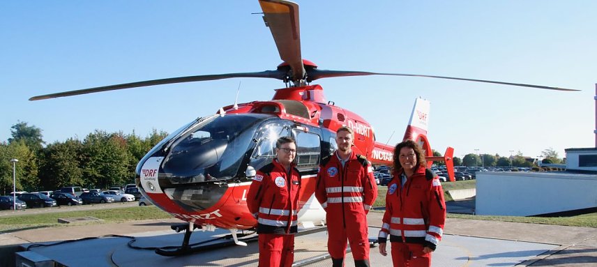 Bild: Christoph 37 und seine heutige Crew - Notarzt Patrick Heinrici, Notfallsanit&auml;terin Sandra Reich und Pilot Dominique Kranich