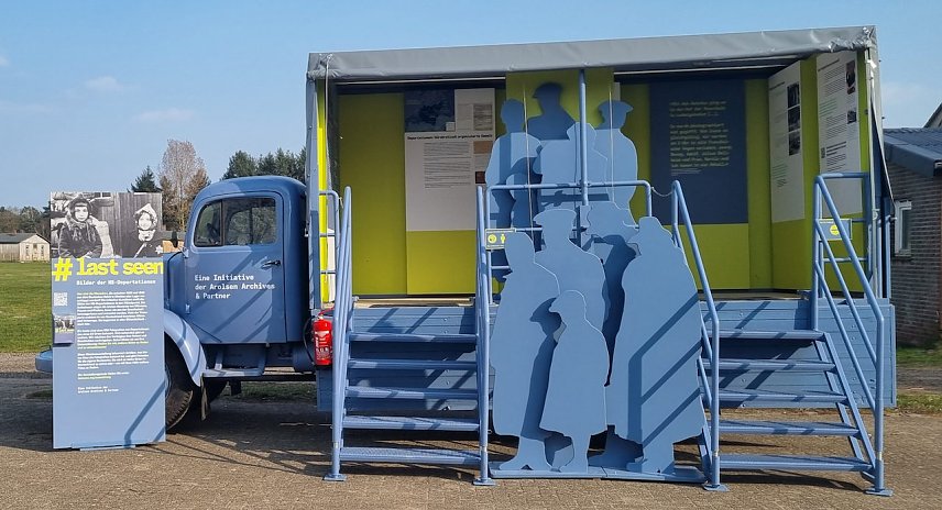 Bild: Ausstellung in historischem LKW