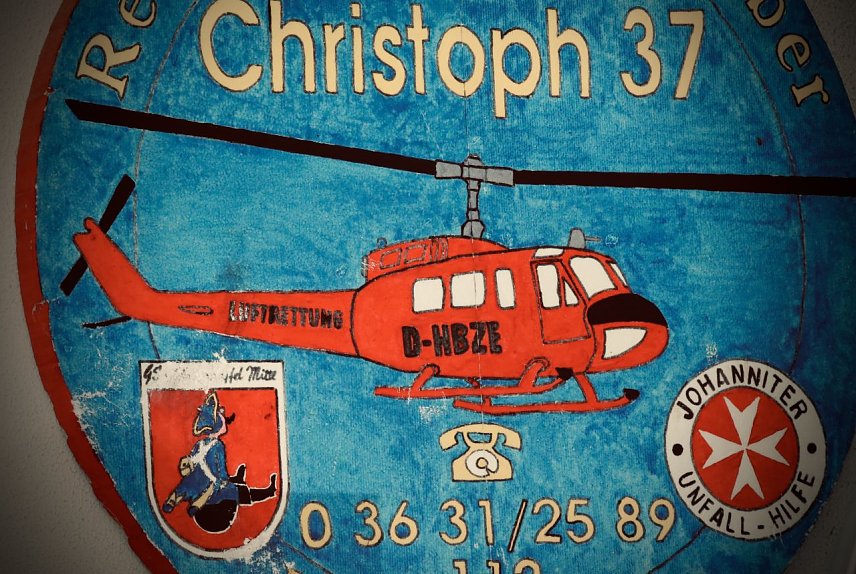 Bild: Der erste "Christoph 37" war eine leuchtend orangefarbene Bell UH-1D die damals noch mit der Besatzung der Johanniter-Unfall-Hilfe flog
