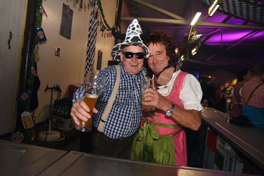 Bild: Fr&ouml;hliches Treiben bis in die Morgenstunden: Oktoberfest in Sundhausen