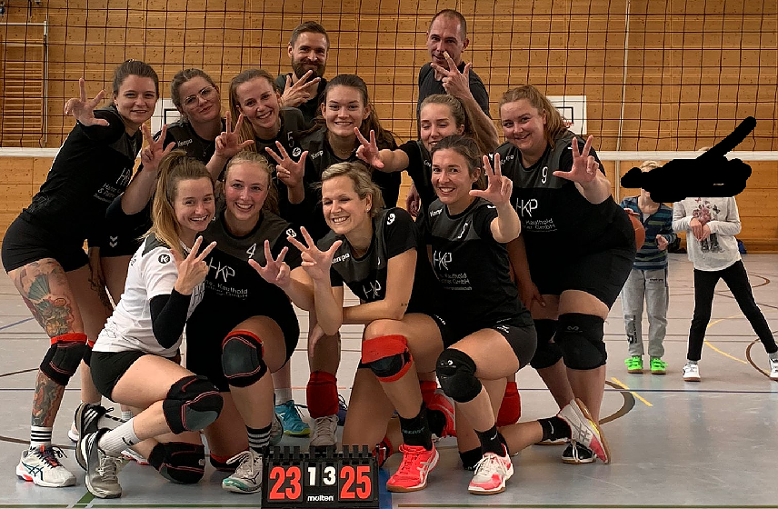 Bild: Bleicher&ouml;der Volleyballerinnen feiern den ersten Sieg