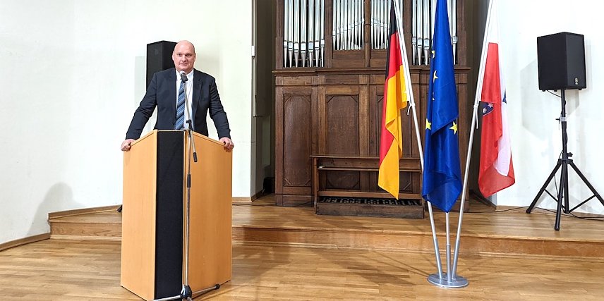 Bild: B&uuml;rgermeister Steffen Grimm er&ouml;ffnete den Festakt zum Tag der Deutschen Einheit im Carl-Schroeder-Saal.