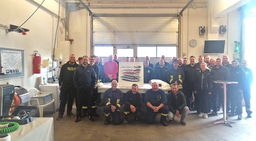 Bild: 30 Kameradinnen und Kameraden der Feuerwehr Sondershausen wurden zur Rettung bei Hochvolt-Fahrzeugen geschult.