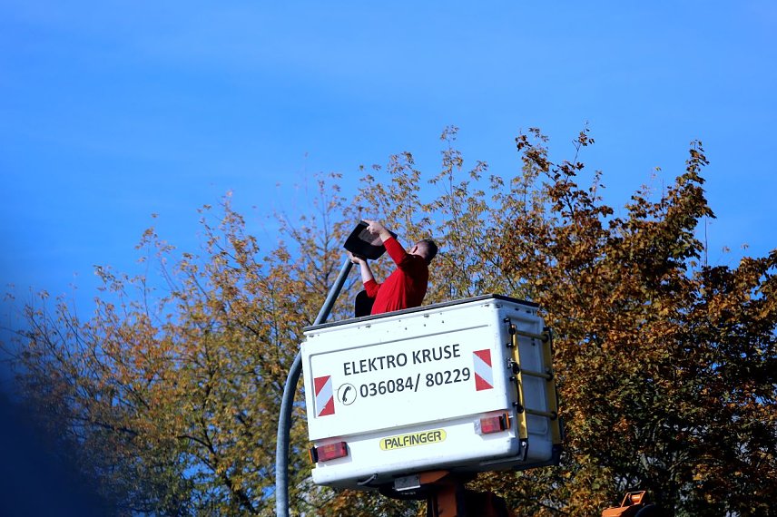 Bild: Bildunterschrift: In der Birkunger Stra&szlig;e in Leinefelde &uuml;bernahmen gestern Mitarbeiter der Firma Elektro Kruse den Austausch der Lampen. 