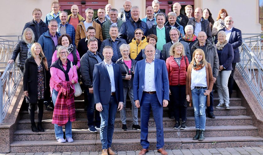 Bild: Wimmelbild mit Kreistagsmitgliedern aus Bayern und Th&uuml;ringen