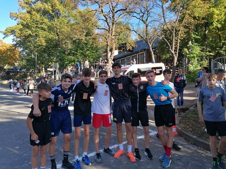 Bild: Blitzschnell beim Kreiscrosslauf - die Gymnasiasten des Schiller-Gymnasiums