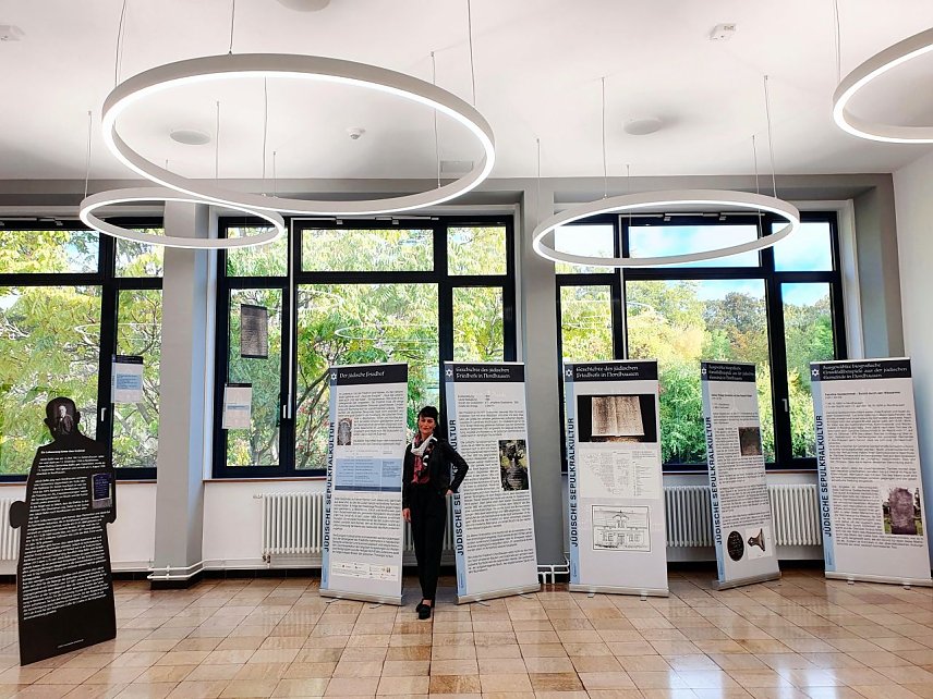 Bild: Bilderunterschrift: Ausstellungskuratorin und Unterst&uuml;tzerin des Oscarfilms Colette Dr. Marie-Luis Zahradnik 