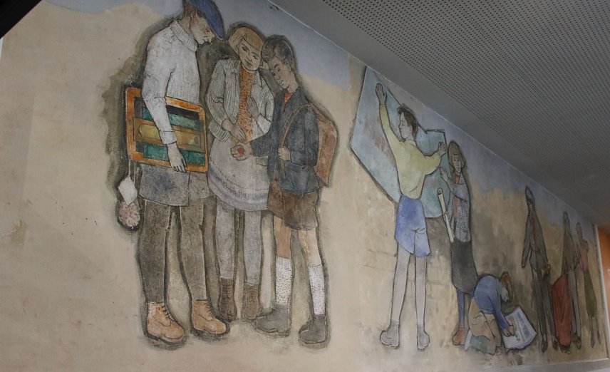 Bild: Abgenommen, aufgefrischt und aufgetragen - am Bleicher&ouml;der Schillergymnasium konnten die Wandbilder erhalten bleiben