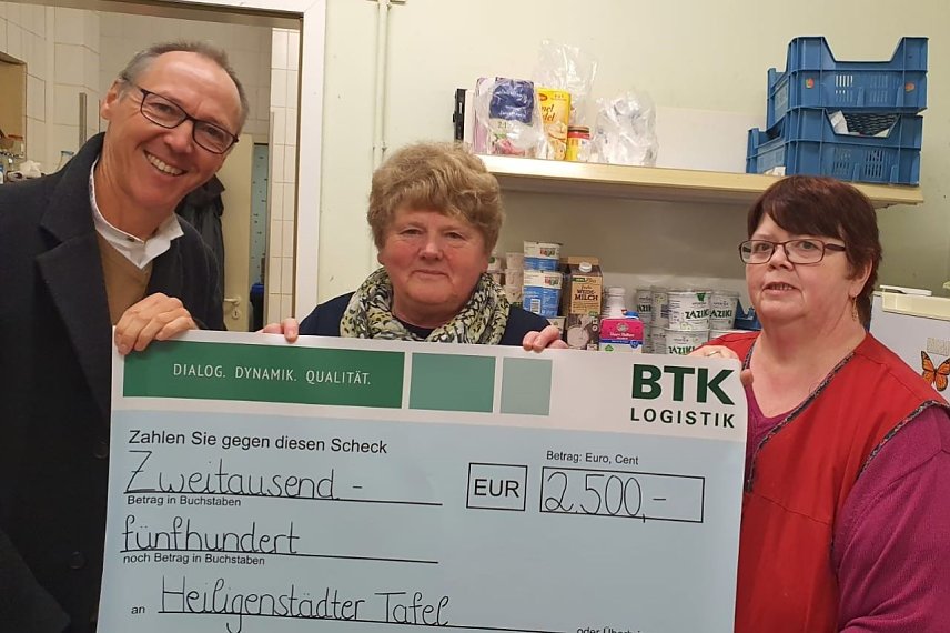 Bild: Franz Wei&szlig;, Gesch&auml;ftsf&uuml;hrer der BTK mit Tafelleiterin Dorothea Fischer (Mitte) und einer ehrenamtlichen Mitarbeitern im Tafelladen Heilbad Heiligenstadt.
