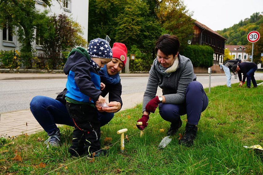 Bild: Tjore (3) und seine Mama Susann Weichholdt halfen, wie auch Carmen Engler (rechts), beim Blumenzwiebelstecken in Ilfeld. 