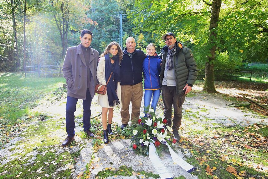 Bild: Filmcrew und Unterst&uuml;tzer kehrten gestern an die Gedenkst&auml;tte f&uuml;r eine Kranzniederlegung zur&uuml;ck