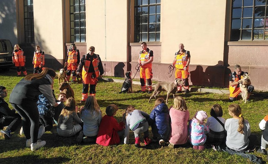 Bild: Die Rettungshundestaffel Teamdogs pr&auml;sentierte sich vor der Kirche