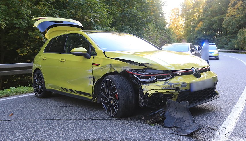 Bild: Verunfallter VW heute Nachmittag auf der B249