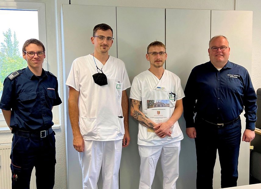 Bild: von links: Kreisbrandinspektor Daniel Kunze, Julian Gonschorrek, Dr. med. Matthias Twrznik, Fachgebietsleiter Rettungsdienst, Brand- und Katastrophenschutz Tobias Mielke