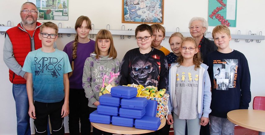 Bild: Insgesamt 105 Brotb&uuml;chsen, die man selber aus einer Spende erhalten hatte, wurden heute von Helga Rathnau und J&uuml;rgen Spangenberg an die Sch&uuml;lersprecher der Klassen zwei bis sechs des F&ouml;rderzentrums Pestalozzi &uuml;bergeben