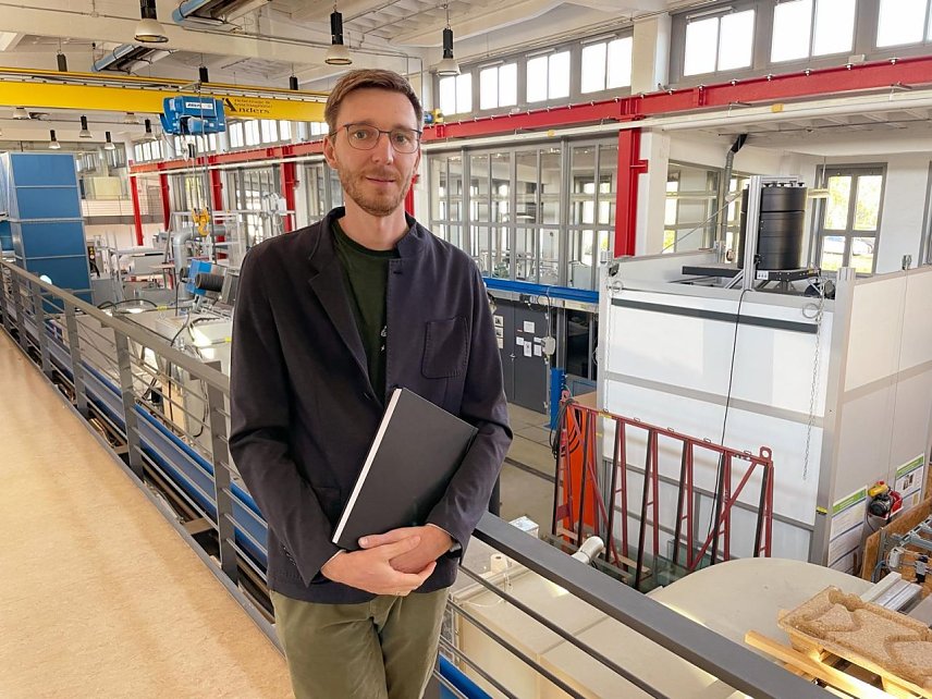 Bild: Dr. Pascal Leibbrandt mit seiner Doktorarbeit