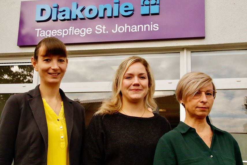 Bild: v.l.: Sabrina Meister, Lydia Faupel und Doreen Eichler begr&uuml;&szlig;ten heute die ersten Neugierigen in der Tagespflege St. Johannis der Diakonie Nordhausen