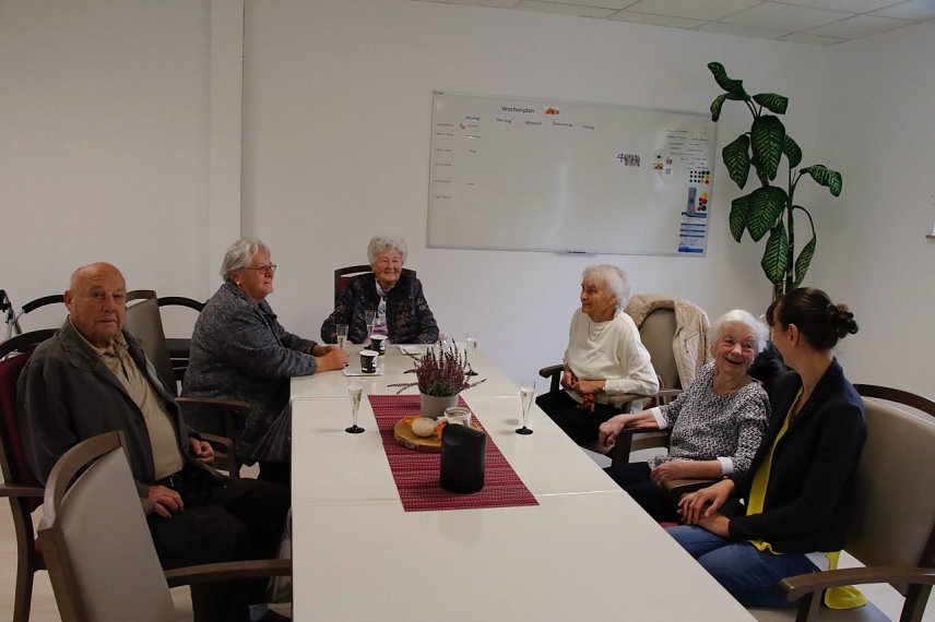 Bild: Ein erster Schwatz bei Kaffee und Kuchen 