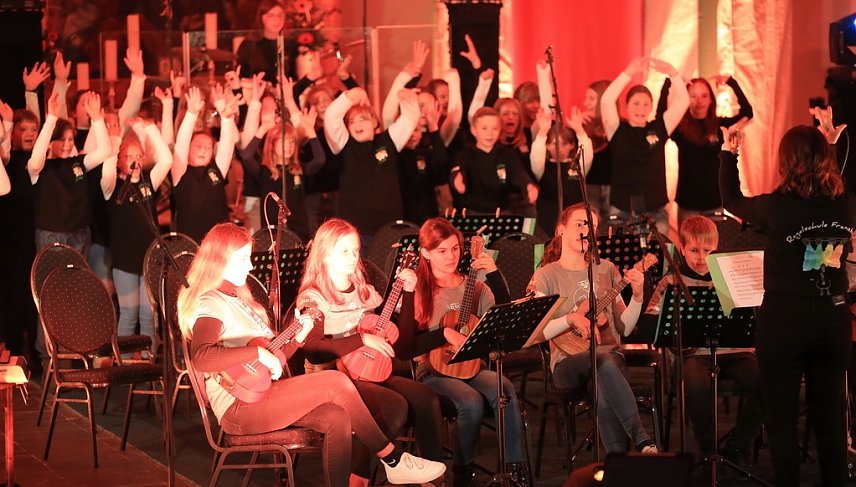 Bild: Projekt "Ukulele trifft Licht" in der Trinitatiskirche