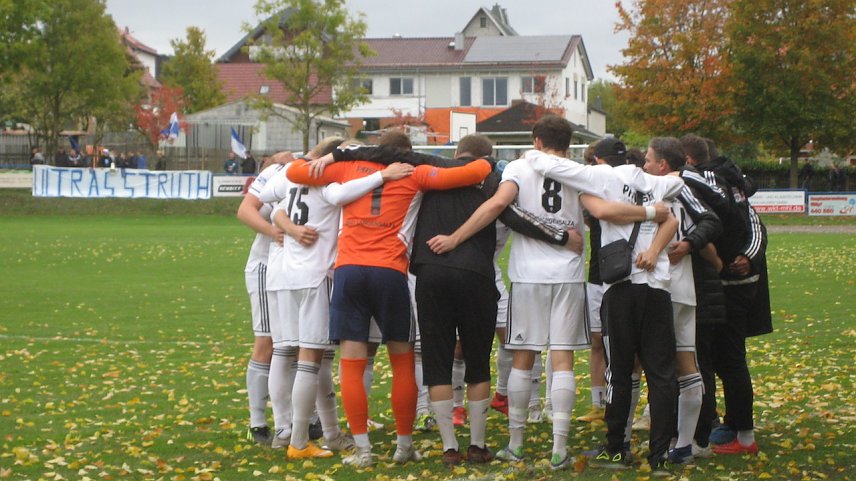 Bild: Die Preu&szlig;en als verschworene Gemeinschaft entscheiden das Kreisderby zu ihren Gunsten
