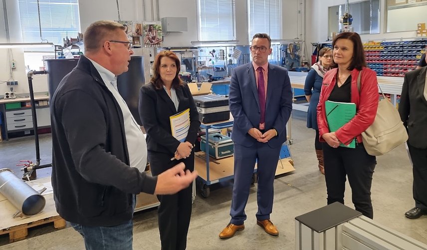 Bild: Dr. Katja B&ouml;hler (2.v.l.), Staatssekret&auml;rin f&uuml;r Forschung, Innovation und Wirtschaftsf&ouml;rderung im Th&uuml;ringer Ministerium f&uuml;r Wirtschaft besuchte das Unternehmen ICS Industriedienstleistungen GmbH in Ro&szlig;leben; Gesch&auml;ftsf&uuml;hrer Heiko Lange (1.v.l.); Landr&auml;tin Antje Hochwind-Schneider (SPD) 1.v.r.; B&uuml;rgermeister Steffen Sauerbier (SPD) 2.v.r. 