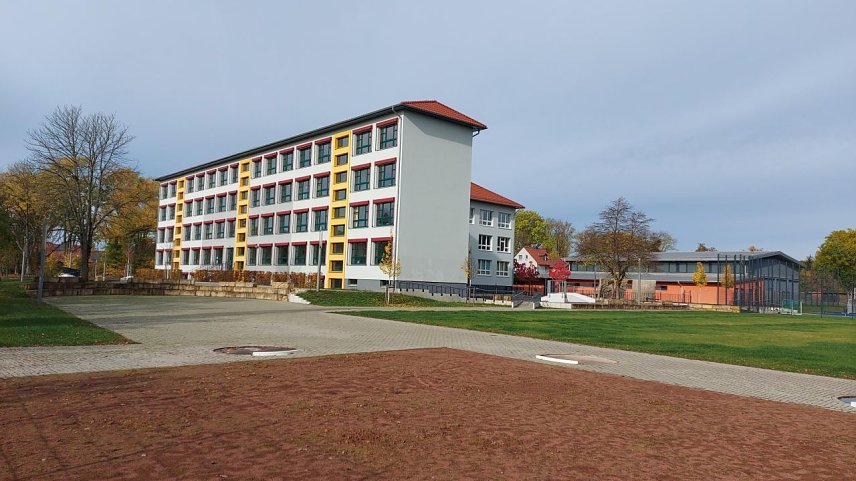 Bild: Die Regelschule samt Sporthalle