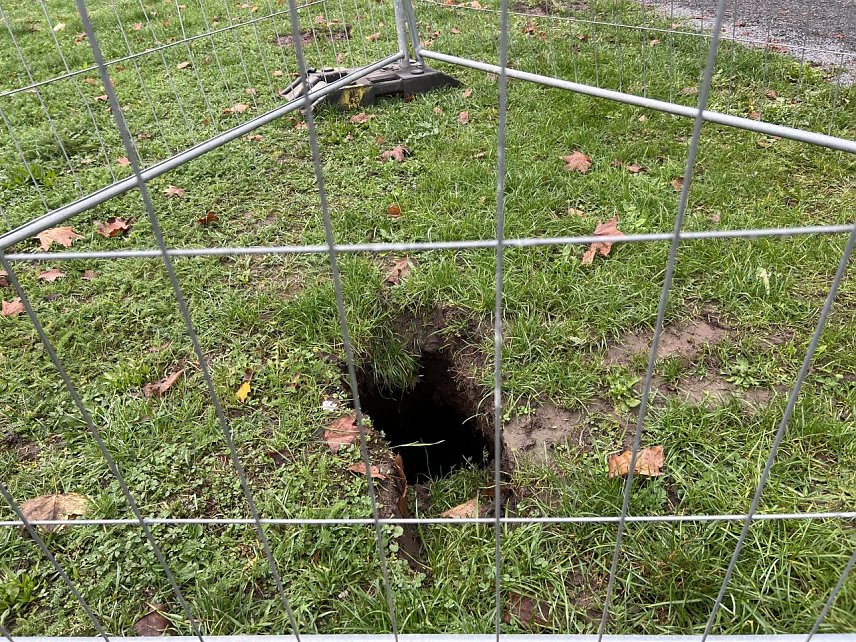 Bild: Abgesperrtes Erdloch im Stadtpark
