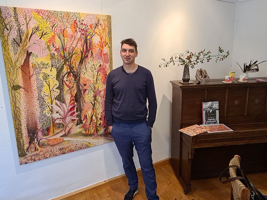 Bild: Stefan Schwarzer pr&auml;sentiert grafische Arbeiten