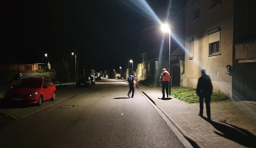 Bild: Wanderer des 43. S&uuml;dharz-Hunderters um kurz nach Drei am vergangenen Sonntag im n&auml;chtlichen Hergisdorf bei Eisleben.
