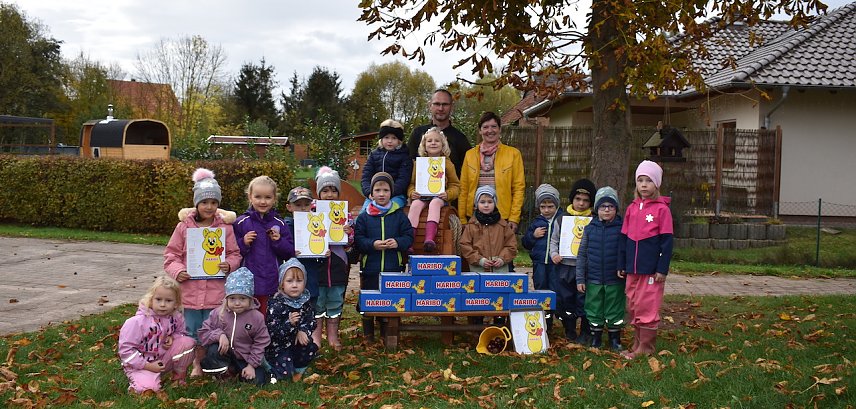 Bild: Die Kinder freuen sich &uuml;ber das Tauschgesch&auml;ft