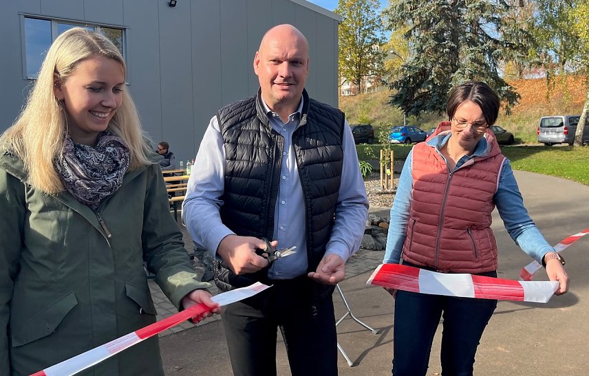 Bild: Sondersh&auml;user B&uuml;rgermeister Steffen Grimm er&ouml;ffnet die Pumptrack-Anlage in der Skate Arena in Sondershausen
