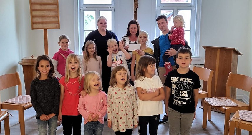 Bild: Freude bei den Kindern &uuml;ber die Spende der Kirmesgesellschaft