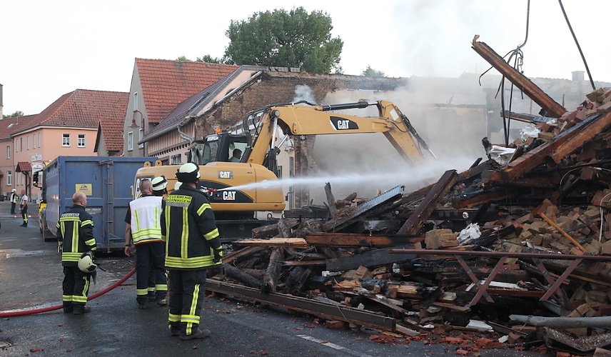 Bild: Ein Gro&szlig;brand vernichtete im Sommer mehrere Wohnungen in Bothenheilingen. Jetzt gibt es Streit um die eingegangenen Spendengelder