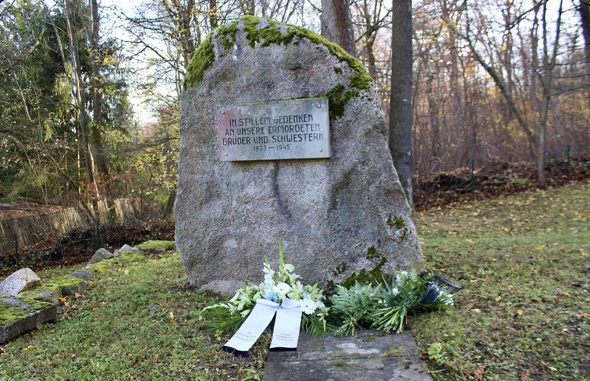 Bild: Gedenken an die Opfer der Progrome  auf dem J&uuml;dischen Friedhof am Possen 2021