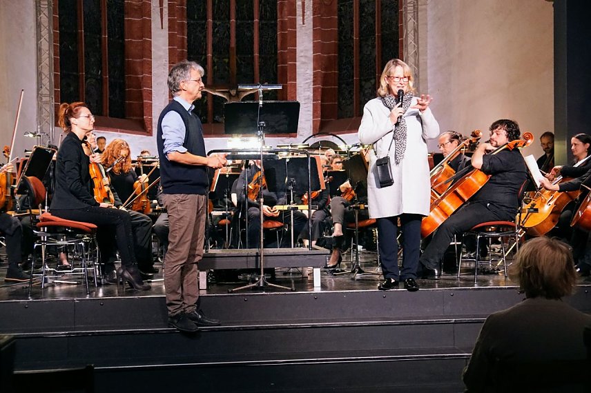 Bild:  Foto1: SWG-Chefin Inge Klaan und Theaterintendant Daniel Klajner begr&uuml;&szlig;ten die rund 300 G&auml;ste.