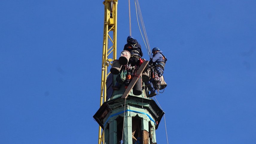 Bild: Eine Kasseler Spezialfirma sicherte im letzten Oktober die Turmspitze der Bad Langensalzaer Marktkirche