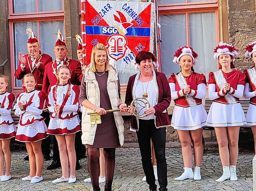 Bild: Da geht er hin, der Schl&uuml;ssel - in Narrenh&auml;nde
