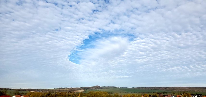 Bild: Eine Hole-Punch-Wolke &uuml;ber Nordhausen 
