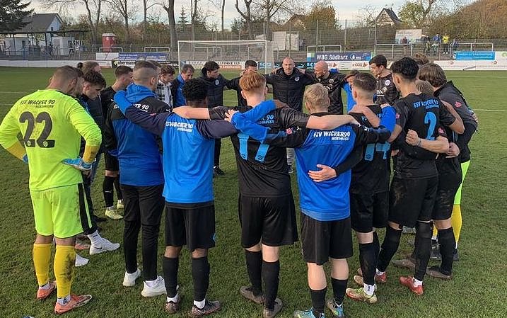 Bild: H&auml;ngende K&ouml;pfe bei den Wacker-Spielern nach der Partie