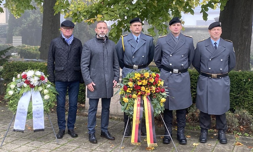 Bild: Kranzniederlegung am Gedenkstein f&uuml;r die Opfer von Gewaltherrschaften