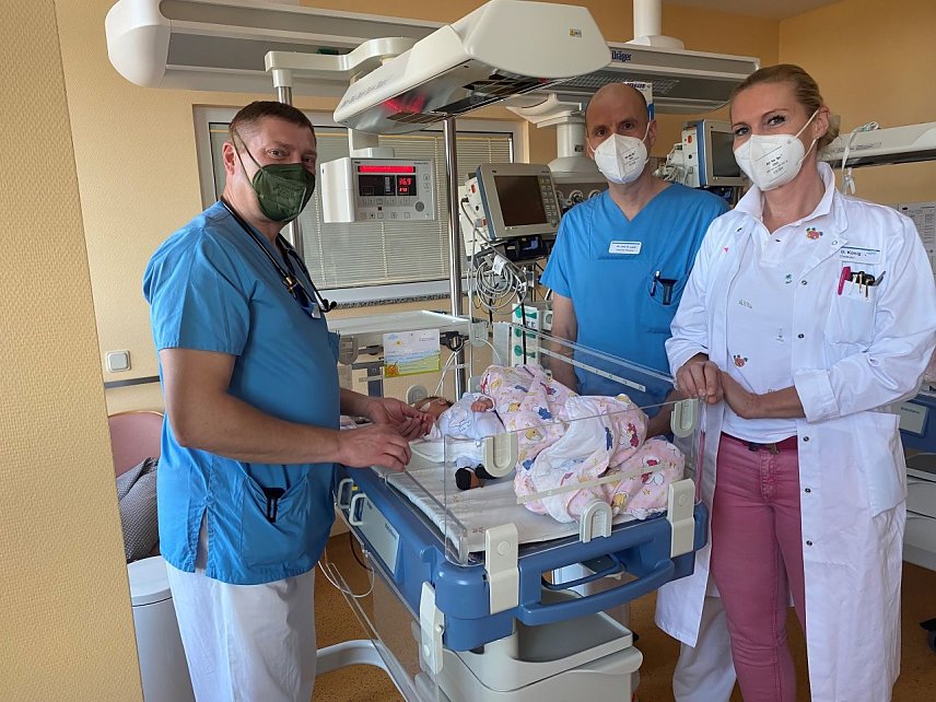 Bild: vlnr. Chefarzt P&auml;diatrie Dr. med. Oliver M&ouml;ller, Oberarzt P&auml;diatrie Dr. med. Nils Lazer, Chef&auml;rztin der Gyn&auml;kologie und Geburtshilfe Frau Gudrun K&ouml;nig